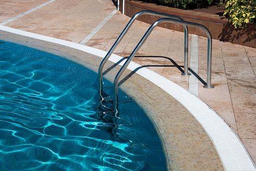 zwembad trapje in helder blauw water