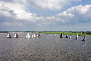 Vue aérienne de skutsjesilen traditionnels avec de vieux bateaux sur le lac Heeger en Frise aux Pays-Bas. sur Eye on You