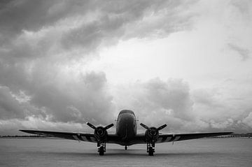 C-47 Dakota on the flightline van Sebastiaan Hamming