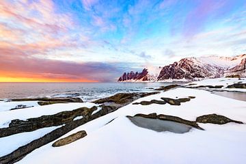 Zonsondergang over het Okshornan gebergte op het Senja eiland in Noorwegen van Sjoerd van der Wal