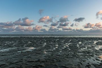 Lieve schapen wolkjes boven de Waddenzee tijdens zonsondergang