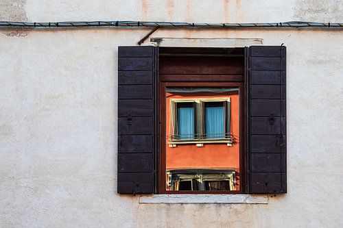 Weerspiegeling in een venster in Venetië, Italië