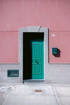 Turquoise deur, roze muur | Fotoprint deuren Spanje | Kleurrijke reisfotografie van HelloHappylife