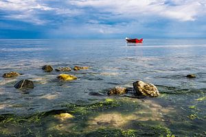 Fishing boat on the Baltic Sea coast van Rico Ködder