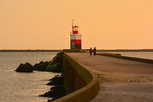 Promenade au coucher du soleil sur la jetée nord