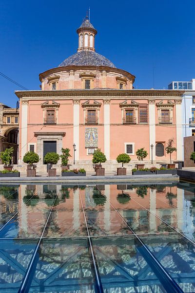 Basilica de la Virgen mit Spiegelung im Wasser in Valencia von Marc Venema
