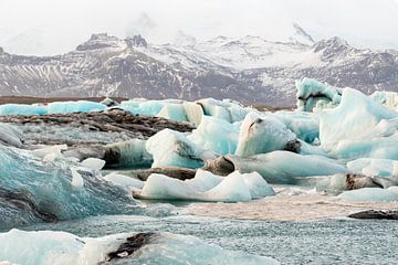Jökulsárlón gletsjermeer in IJsland van Marcel Alsemgeest