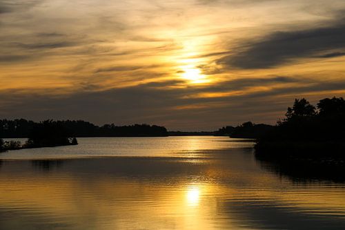 Lac au coucher du soleil
