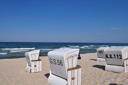chaises longues blanches sur la plage nord de Göhren, sur l'île de Rügen