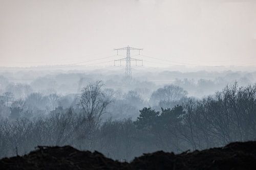Nederlands landschap heiig met hoogspanningsmast
