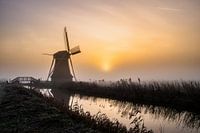 Windmühle und nebliger Sonnenaufgang