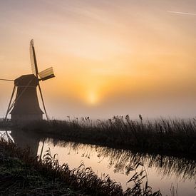 Windmühle und nebliger Sonnenaufgang von Jo Pixel