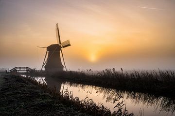 Windmühle und nebliger Sonnenaufgang von Jo Pixel