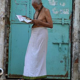 Indischer Mann liest Zeitung von Petra van der