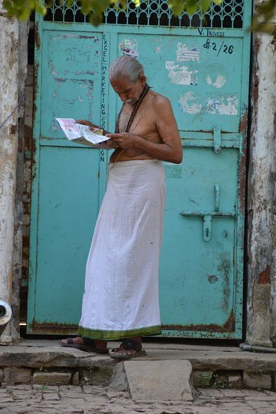 Indischer Mann liest Zeitung von Petra van der