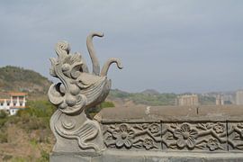 Chinesischer Drache an der Mauer in Lanzhou von Minimalistic Travel Photography by.Rieneke