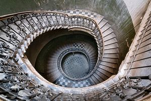 L'oeil de l'escalier. sur Roman Robroek - Photos de bâtiments abandonnés