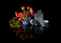 Stilleven, Blue and White China met bos oranje tulpen en dille