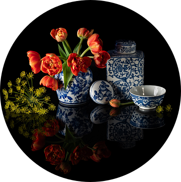 Stilleven, Blue and White China met bos oranje tulpen en dille van Oda Slofstra