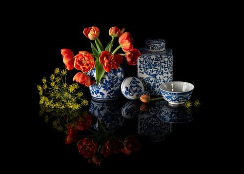 Stilleben, Blau-weißes Porzellan mit einem Strauß orangefarbener Tulpen und Dill von Oda Slofstra