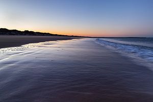 Die niederländische Küste von Den Helder bei Sonnenaufgang an einem kalten Wintermorgen.
