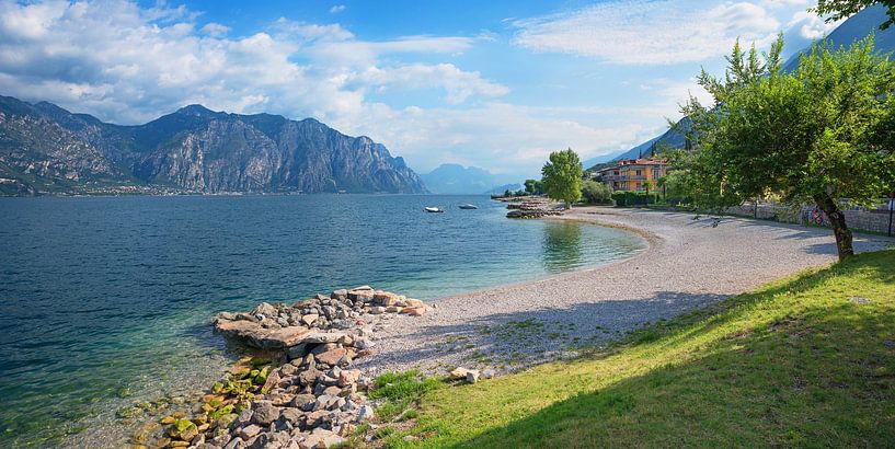 Zwembaai aan het Gardameer bij Malcesine van SusaZoom