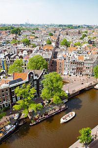 Panoramablick über das frühlingshafte Amsterdam an der Prinsengracht