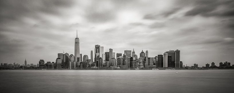 New York - Manhattan skyline in zwartwit van Toon van den Einde