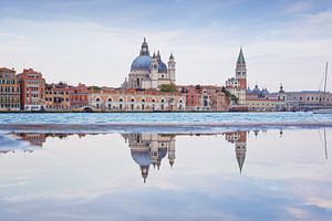 Spiegeling van Venetië in het water