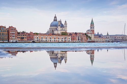 Spiegeling van Venetië in het water