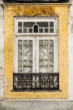 Portugees raam in Aveiro van Paula Romein
