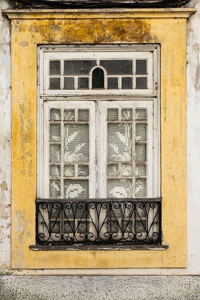 Portugees raam in Aveiro van Paula Romein
