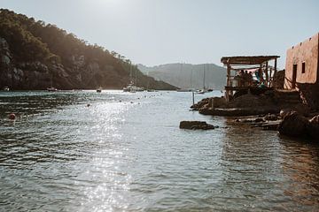 Aan de kust van Ibiza met uitzicht op boten en bergen | Natuur | Landschapsfotografie van eighty8things
