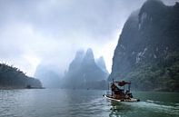 Afdalen van de mistige Li-rivier - Guilin, China van Thijs van den Broek thumbnail