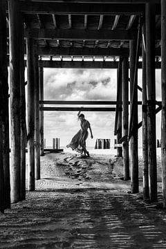 Bewolkte stranddag moody vrouw voetsporen lijnenspel van Corine de Ruiter