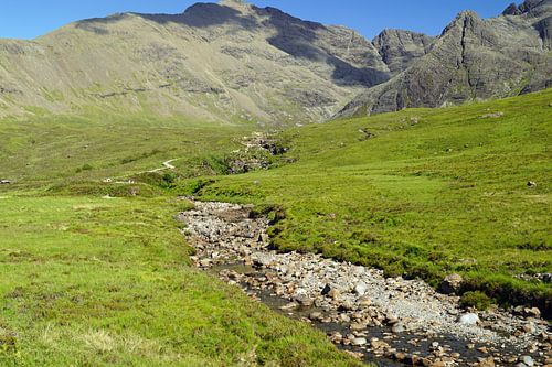 Aan de voet van de Black Cuillins bij Glenbrittle liggen de Fairy Pools.