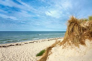 Dune sur la plage de la mer Baltique en automne
