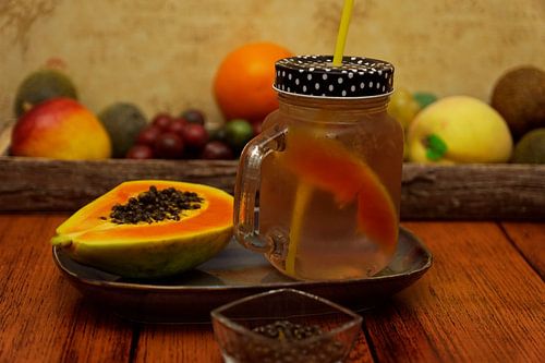 Jeneverbessensiroop limonade met papaja en limoen