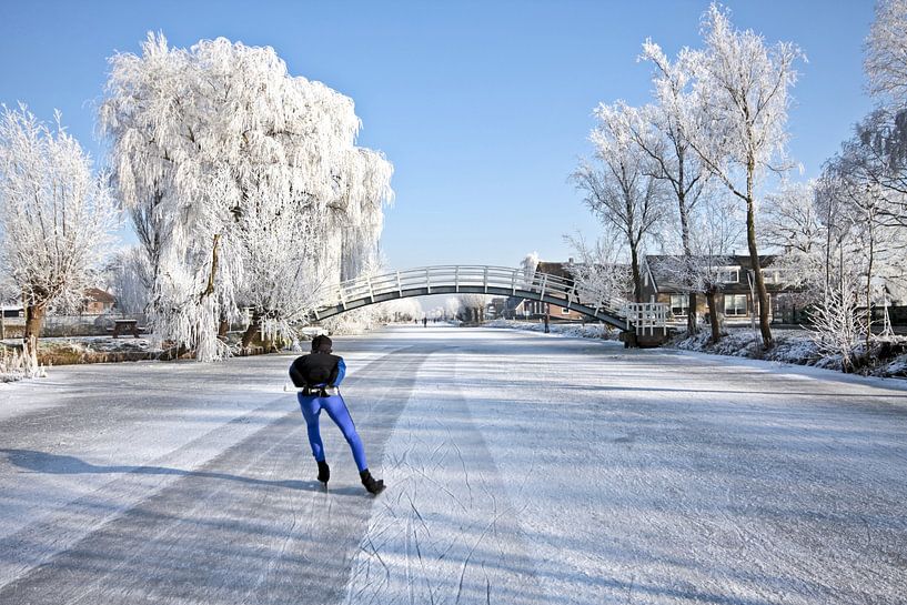 Eenzame schaatser op bevroren sloot op het platteland in Nederland von Eye on You