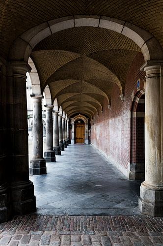 Was befindet sich hinter der Tür?