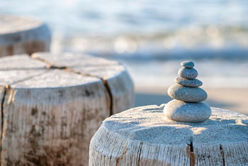 Stenen toren op het strand