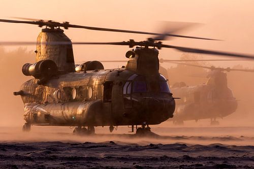 Deux hélicoptères de transport Chinook au travail au coucher du soleil