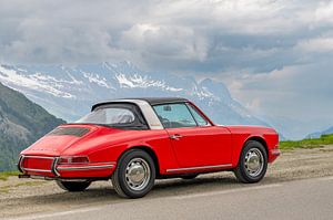 Porsche 912 Targa klassischer Sportwagen in den Alpen