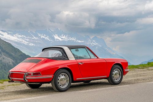 Porsche 912 Targa klassieke sportwagen in de Alpen