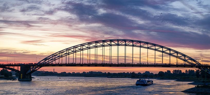 Zonsopkomst boven de Waal en de vierdaagse van Lex Schulte