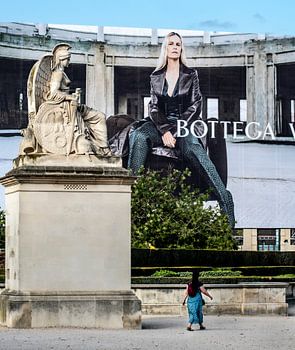 drei hochgewachsene Damen