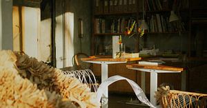 Atelier im Goldenen Licht – Kreatives Studio mit Büchern & Blumen