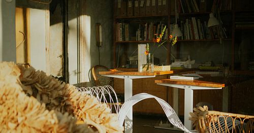Atelier in Gouden Uur – Creatieve Studio met Boeken en Zacht Licht