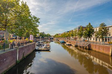 Uitzicht over de Nieuwe Mark in het centrum van Breda van Ruud Morijn