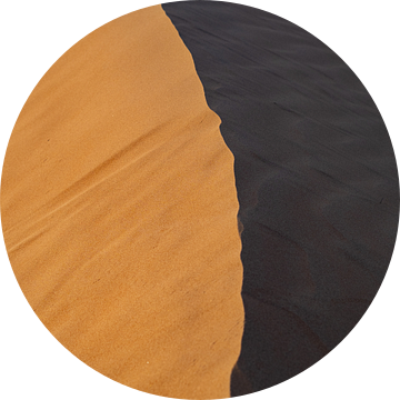 Duin van zand en schaduw van de woestijn van Teun Janssen